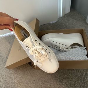 BRAND NEW “Bobbi 30” Steve Madden Sneaker